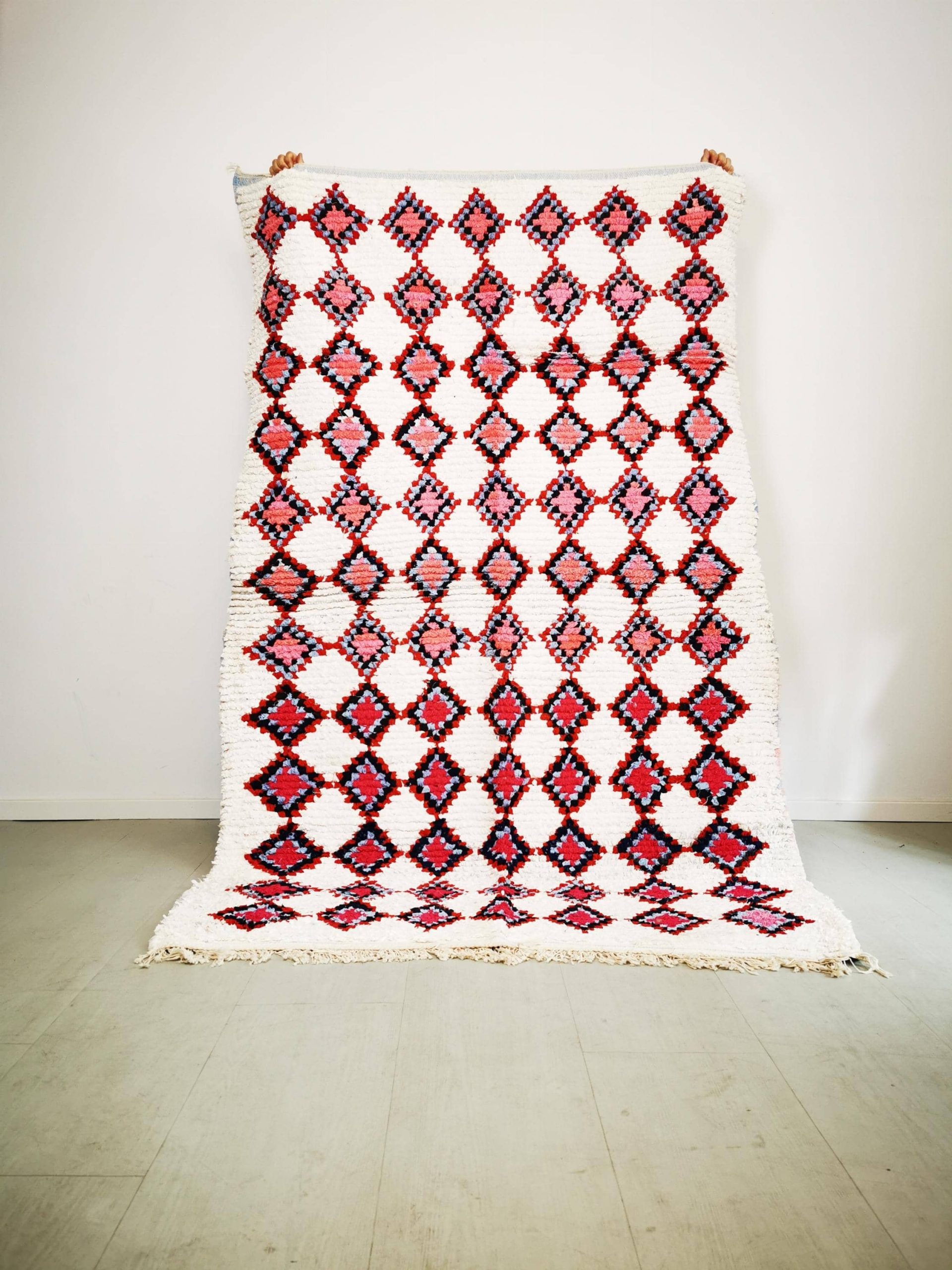 Veganer Berber Teppich „Hayam“ | Rote & Blaue Rauten | 235x148 cm | Weiß